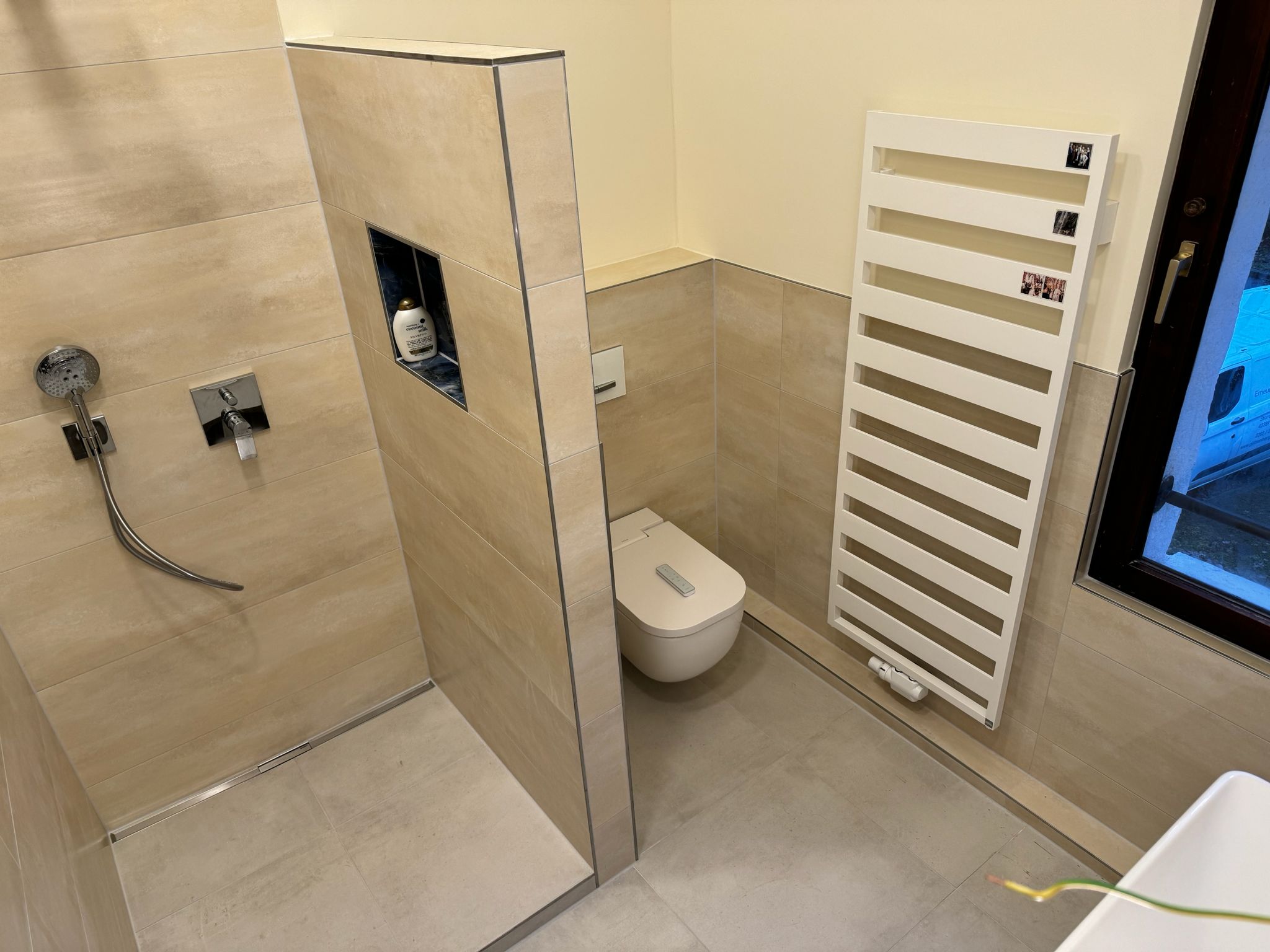 Modernes Badezimmer mit Regendusche