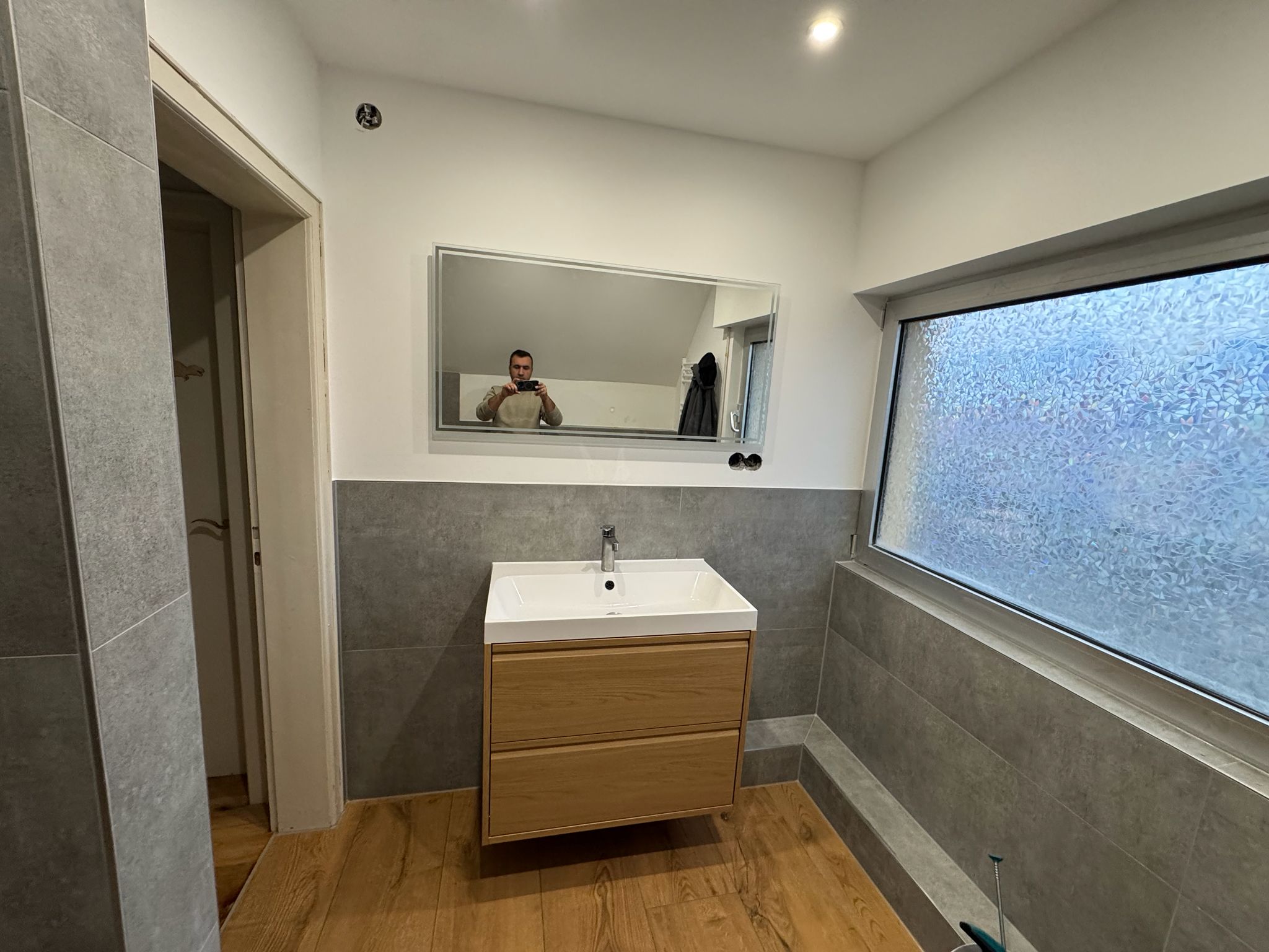 Grau-Holz Badezimmer modern