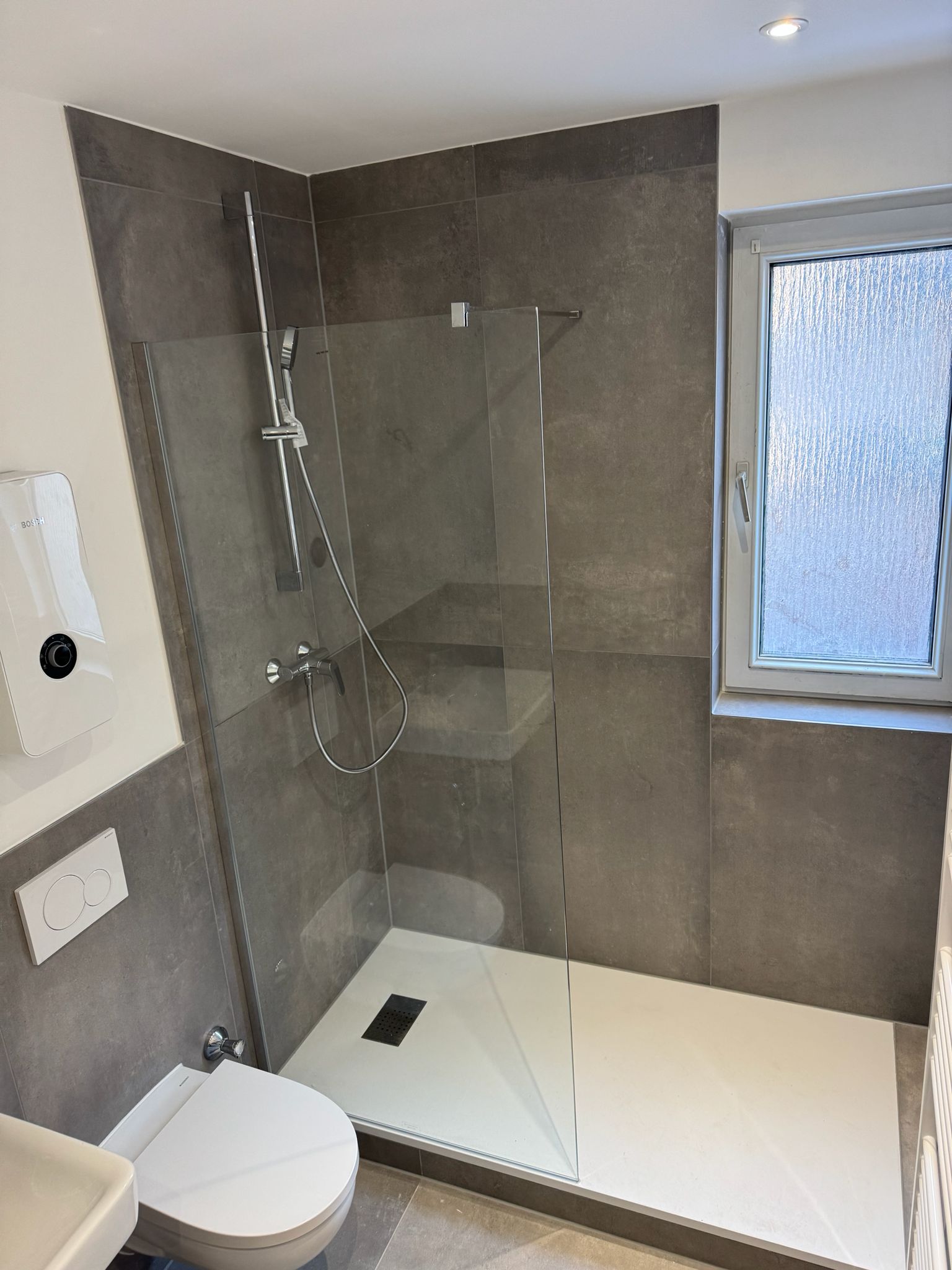 Helle Walk-in Dusche mit Nische