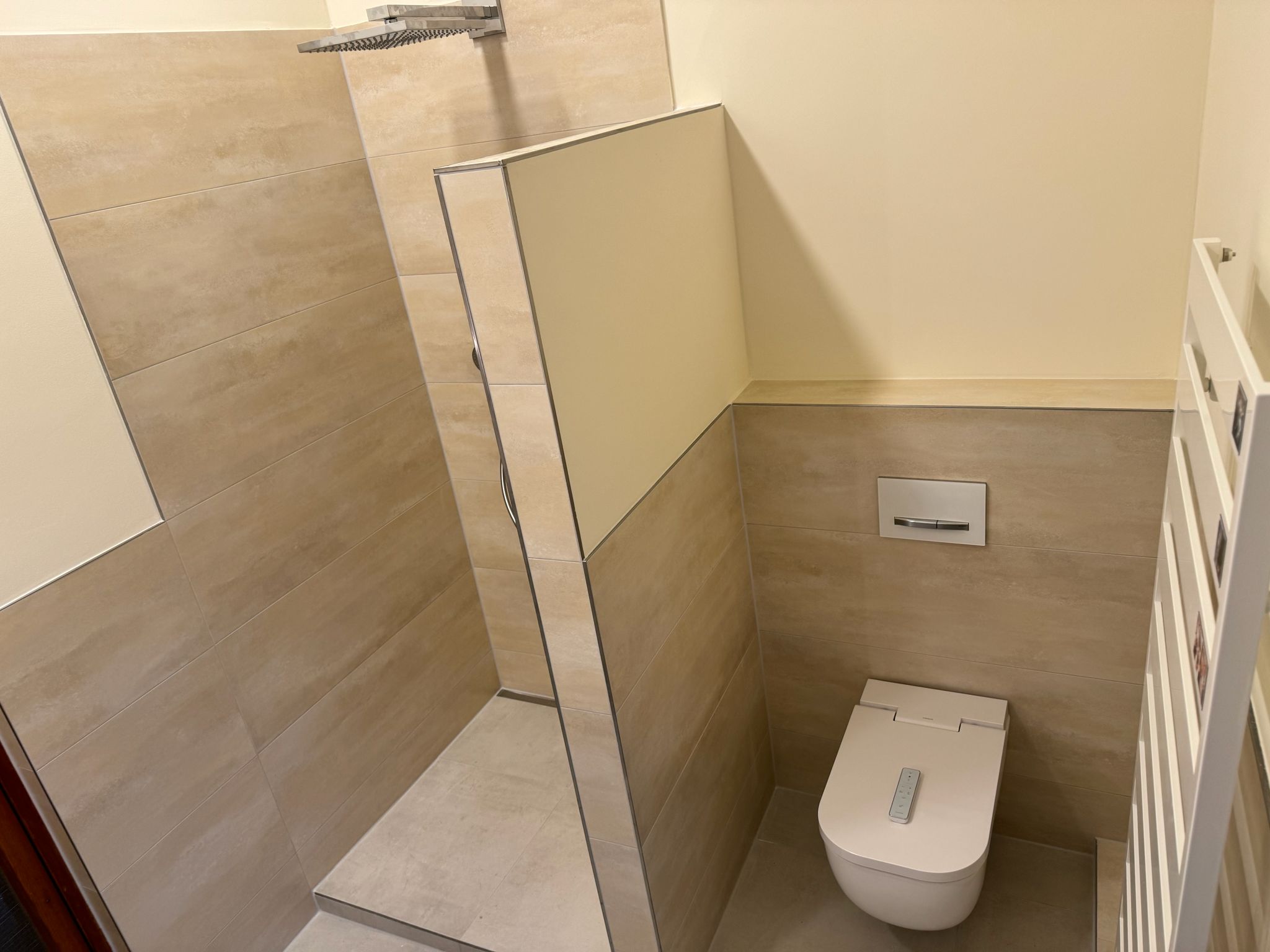 Modernes Bad mit Regendusche